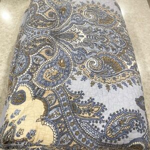 Tahari Blue & Cream Paisley Reversible Quilt/coverlet Bedding